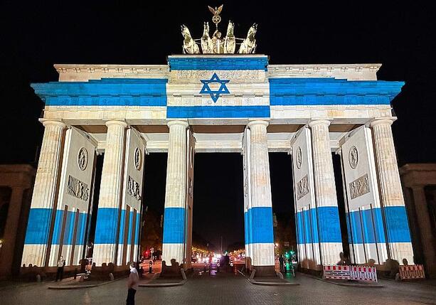 Bild vergr&ouml;&szlig;ern: Brandenburger Tor in den Farben Israels angestrahlt