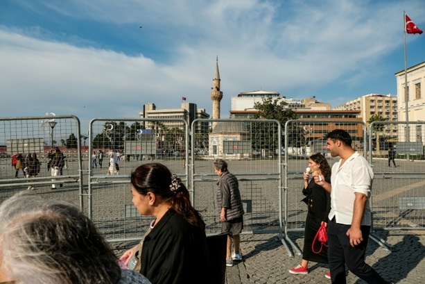 Bild vergr&ouml;&szlig;ern: Proteste in Izmir nach Wechsel des Bürgermeisters zur Regierungspartei AKP