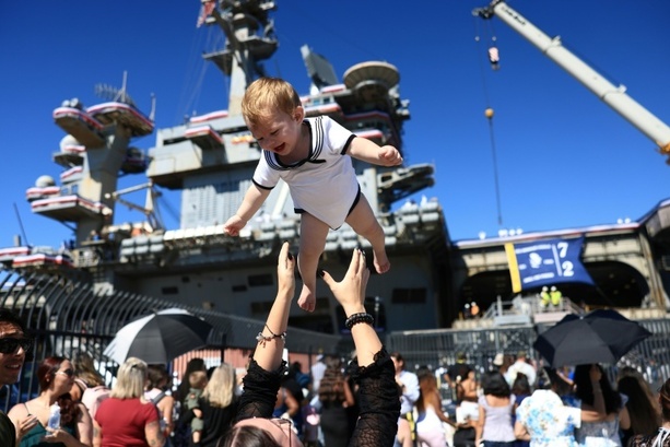 Bild vergr&ouml;&szlig;ern: US-Flugzeugträger USS Abraham Lincoln nach elfmonatigem Einsatz wieder in Kalifornien