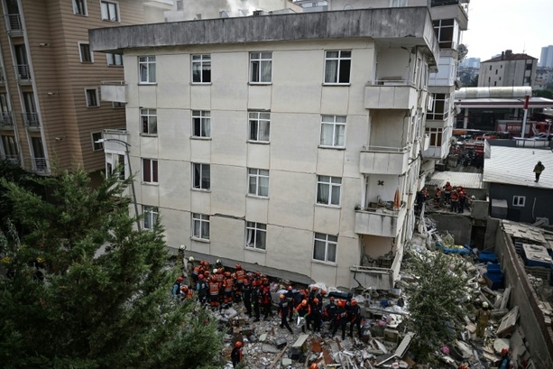 Bild vergr&ouml;&szlig;ern: Fünf Tote bei Teil-Einsturz von Gebäude in Istanbul