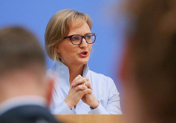 Bild vergr&ouml;&szlig;ern: Grüne kritisieren Schröder für Geburtstagsbesuch bei Putin