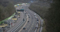 Gericht: AfD-Fahnenschwenken auf Brücke über Autobahn zu Recht verboten