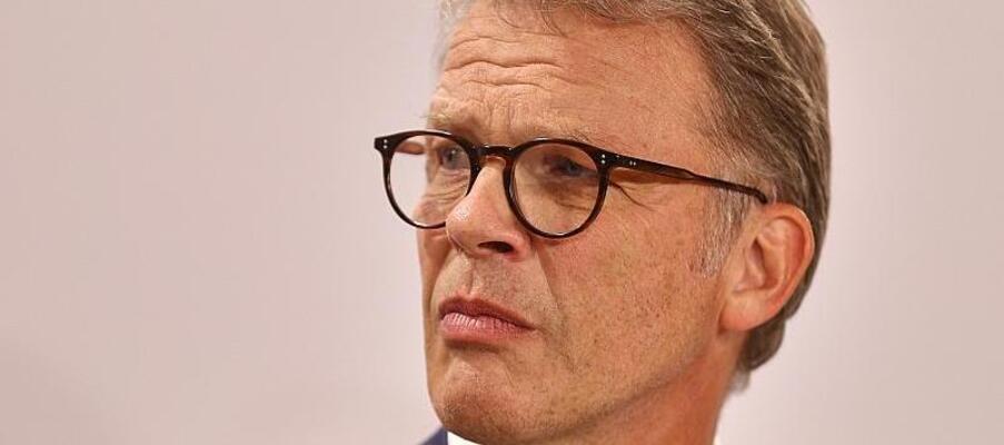 Deutsche-Bank-Chef Sewing kritisiert Tankrabatt