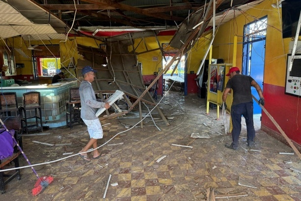 Bild vergr&ouml;&szlig;ern: Aufräumarbeiten nach starkem Erdbeben in Panama - Rund 30 Menschen verletzt