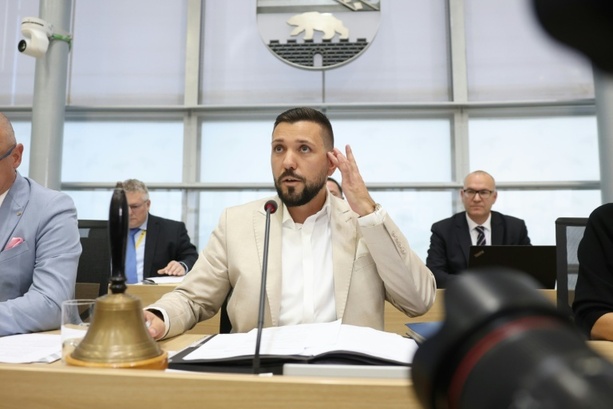 Bild vergr&ouml;&szlig;ern: Wahl von AfD-Landtagspräsident: Miersch fordert von CDU Konsequenzen