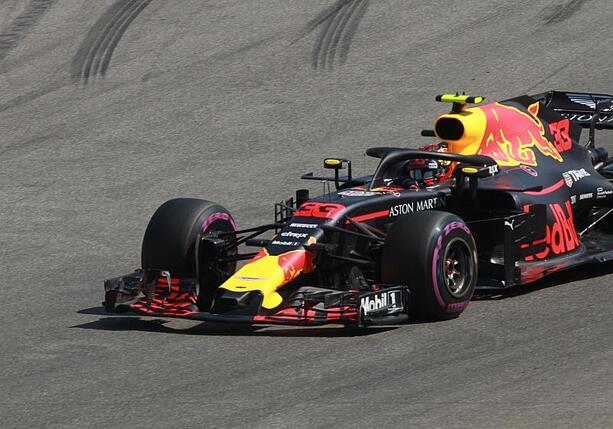 Bild vergr&ouml;&szlig;ern: Formel 1: Verstappen feiert Sieg bei Nachtrennen in Singapur