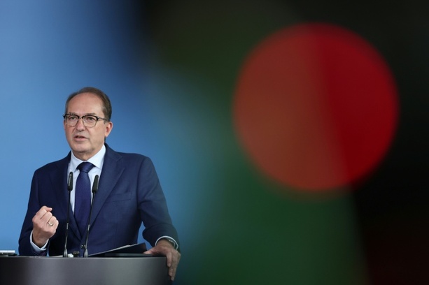 Bild vergr&ouml;&szlig;ern: Schattenkrieg: Dobrindt drängt auf Stärkung der Befugnisse der Nachrichtendienste