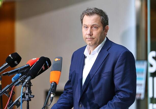 Bild vergr&ouml;&szlig;ern: Klingbeil kündigt Neuwahl der gesamten SPD-Führung an