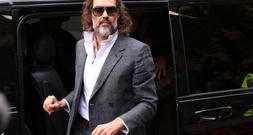 Vergewaltigungsprozess gegen Komiker Russell Brand beginnt mit Geschworenenauswahl