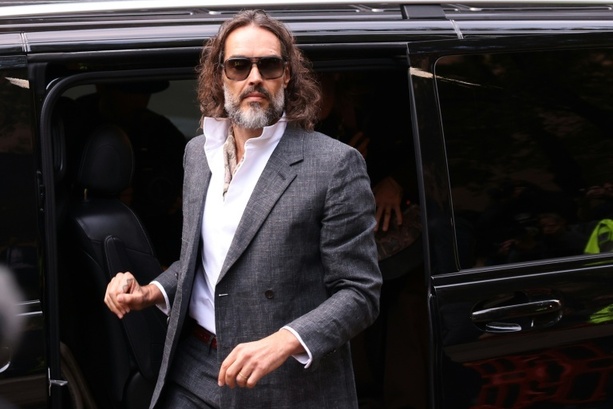 Bild vergr&ouml;&szlig;ern: Vergewaltigungsprozess gegen Komiker Russell Brand beginnt mit Geschworenenauswahl