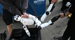 Sexueller Übergriff mit Roboter: Ermittlungen gegen junge Männer in Köln