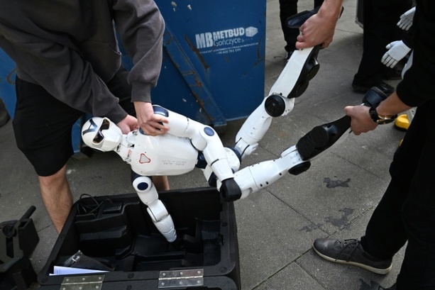 Bild vergr&ouml;&szlig;ern: Sexueller Übergriff mit Roboter: Ermittlungen gegen junge Männer in Köln