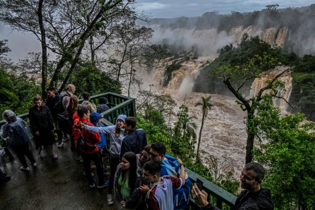 Bild vergr&ouml;&szlig;ern: Hochwasser: Zugang zu Iguazú-Wasserfällen für Touristen gesperrt
