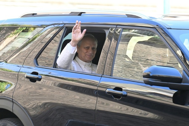 Bild vergr&ouml;&szlig;ern: Papst Leo XIV. in Krankenhaus eingetroffen: Operation an der Lunge am Nachmittag