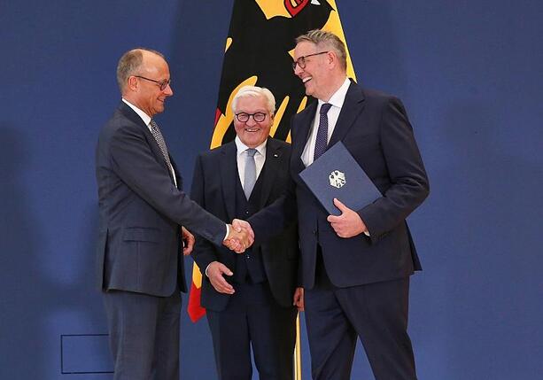 Bild vergr&ouml;&szlig;ern: Schweitzer bekommt Ernennungsurkunde als Arbeitsminister