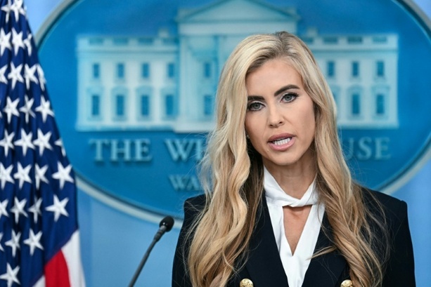 Bild vergr&ouml;&szlig;ern: Lobeshymne auf den Präsidenten: Trump-Sprecherin Zacharia absolviert ersten Auftritt
