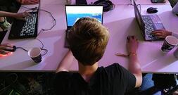 Altersprüfung: Prien legt Eckpunkte für Kinderschutz im Netz vor