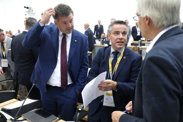 Bild vergr&ouml;&szlig;ern: Ministerpräsidentenwahl in Sachsen-Anhalt: CDU bei drittem Wahlgang in Plenum