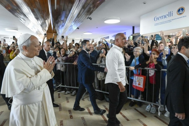 Bild vergr&ouml;&szlig;ern: Lungenkrebs: Papst Leo XIV. erholt sich von Operation