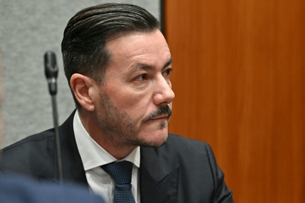 Bild vergr&ouml;&szlig;ern: Fußfessel statt Haftanstalt: Österreichischer Investor Benko darf in Hausarrest