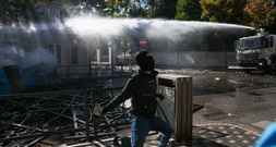 Gewaltsame Proteste in Albanien: Bildungsministerium in Brand gesteckt