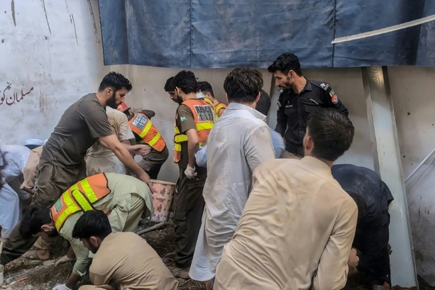 Bild vergr&ouml;&szlig;ern: Mindestens 28 Todesopfer bei Einsturz von Schuldach in Pakistan