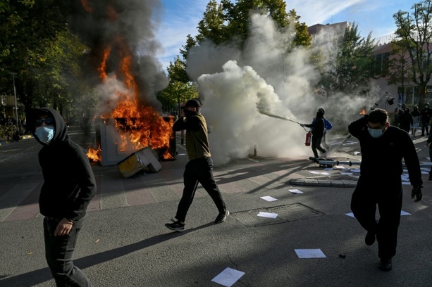 Bild vergr&ouml;&szlig;ern: Gewaltsame Proteste gegen Regierung in Tirana weiten sich auf andere Städte aus