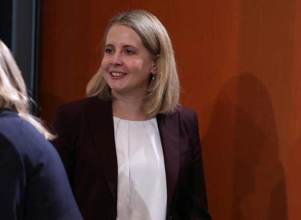 Bild vergr&ouml;&szlig;ern: Bauministerin Hubertz stellt sich in SPD-Führungsdebatte hinter Klingbeil