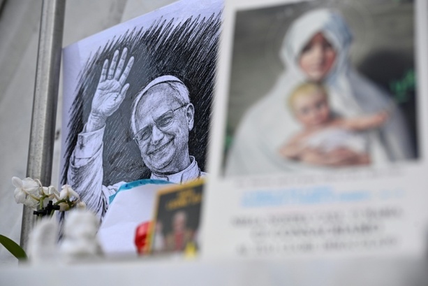 Bild vergr&ouml;&szlig;ern: Nach Lungenkrebs-OP: Papst Leo XIV. wird am Samstag aus Klinik entlassen