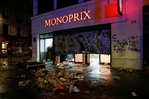 Bild vergr&ouml;&szlig;ern: 400 Festnahmen bei Gewaltausbrüchen bei nationalem Protesttag in Frankreich