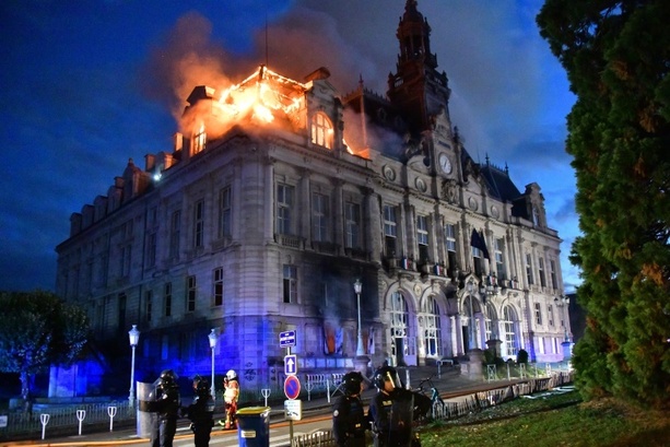 Bild vergr&ouml;&szlig;ern: Ausschreitungen in Frankreich: Rathaus von Limoges in Flammen