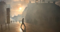 Nächtliche Ausgangssperren in Paris und anderen französischen Städten verfügt