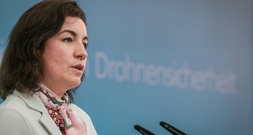 Bundesforschungsministerin Bär fordert