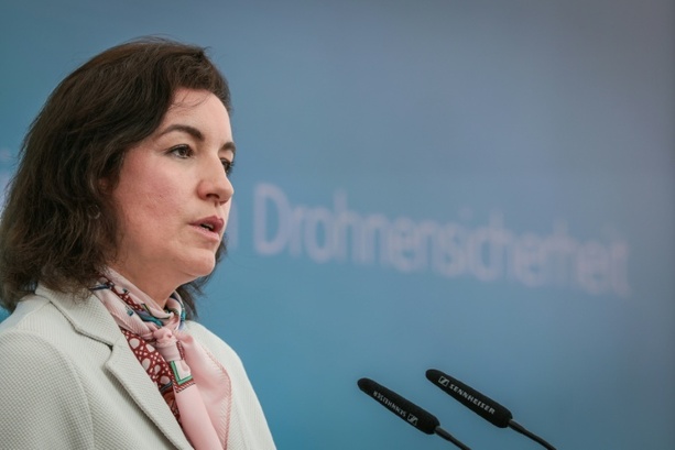 Bild vergr&ouml;&szlig;ern: Bundesforschungsministerin Bär fordert positivere Erzählung von KI
