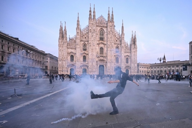 Bild vergr&ouml;&szlig;ern: Italienische Regierung schickt nach Ausschreitungen 500 Soldaten nach Mailand