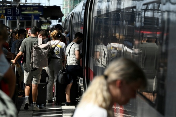 Bild vergr&ouml;&szlig;ern: Mitarbeiterbefragung: Bahn-Angestellte etwas zufriedener - Pessimimus überwiegt