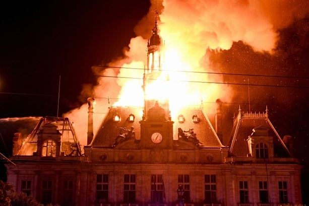 Bild vergr&ouml;&szlig;ern: Rathausbrand in Limoges bei Unruhen: Weiterer Verdächtiger festgenommen