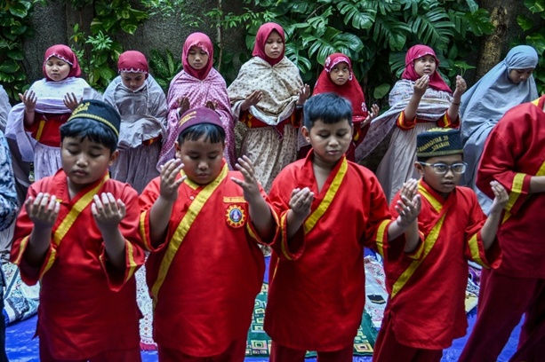 Bild vergr&ouml;&szlig;ern: Brände in Indonesien: Schüler beten für Regen
