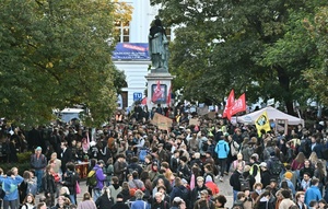 Zehntausende Studierende fordern bei Demonstration in Wien mehr Geld für Hochschulen