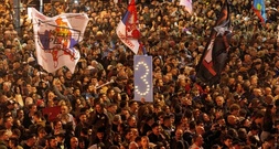 Vor Parlamentswahl in Serbien: Zehntausende Anhänger der demonstrieren in Belgrad