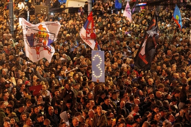 Bild vergr&ouml;&szlig;ern: Vor Parlamentswahl in Serbien: Zehntausende Anhänger der Opposition in Belgrad