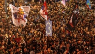 Vor Parlamentswahl in Serbien: Zehntausende Anhänger der Opposition in Belgrad