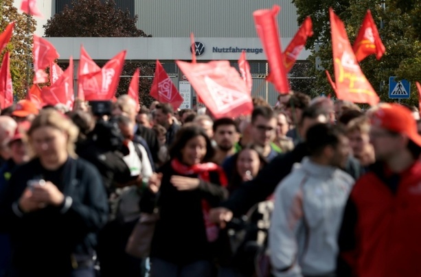 Bild vergr&ouml;&szlig;ern: Gewerkschaft droht vor Gespräch mit Volkswagen mit massivem Arbeitskampf