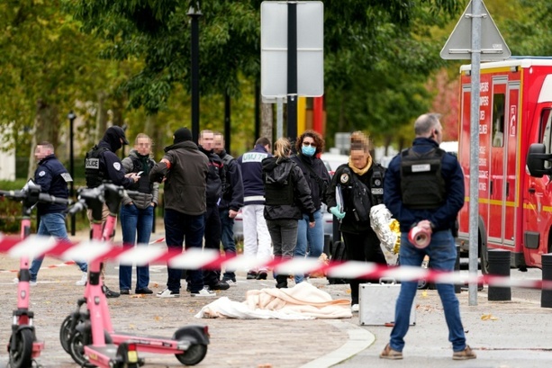 Bild vergr&ouml;&szlig;ern: Ein Toter bei rassistischem Anschlag nahe Paris - Anti-Terror-Staatsanwaltschaft ermittelt