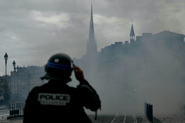 Bild vergr&ouml;&szlig;ern: Neue Massenproteste in Frankreich - Zusammenstöße in Paris und anderen Städten