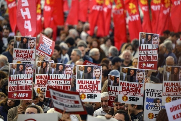 Bild vergr&ouml;&szlig;ern: Tausende in der Türkei demonstrieren gegen Einschränkung der Pressefreiheit