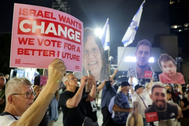 Bild vergr&ouml;&szlig;ern: Demonstration gegen Netanjahu in Tel Aviv drei Tage vor Parlamentswahl