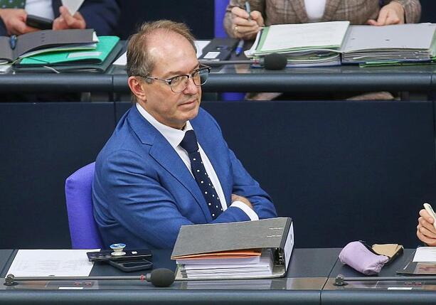 Bild vergr&ouml;&szlig;ern: Dobrindt kündigt Investitionsschutzgesetz an