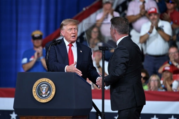 Bild vergr&ouml;&szlig;ern: Trump kündigt in Beisein von Audi-Chef Milliarden-Investition des Autobauers in den USA an