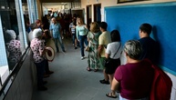 Präsidentenstichwahl in Brasilien: Rechtsgerichteter Kandidat Bolsonaro gibt Stimme ab